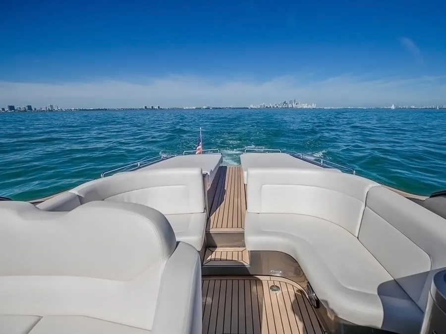 Canard 36′ Boat Rental in Miami bow