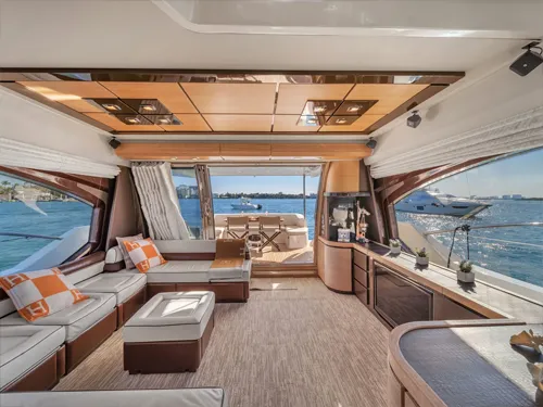 Azimut 70' salon