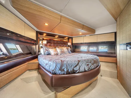 Azimut 70' guest cabin