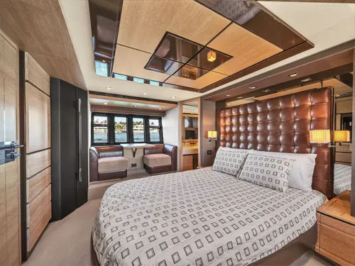 Azimut 70' master cabin