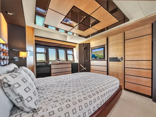 Azimut 70' master cabin