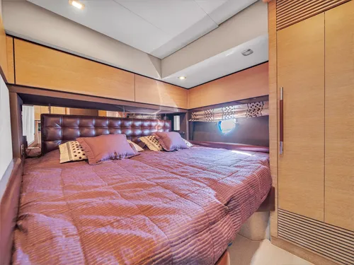 Azimut 70' twin cabin