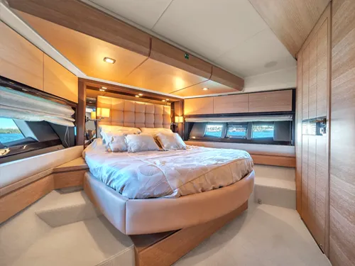 Azimut 70' guest cabin