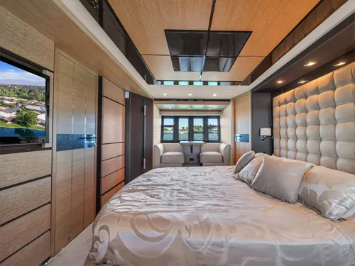 Azimut 70' master cabin