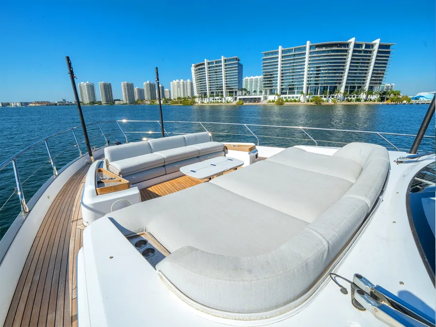 Azimut 68' bow