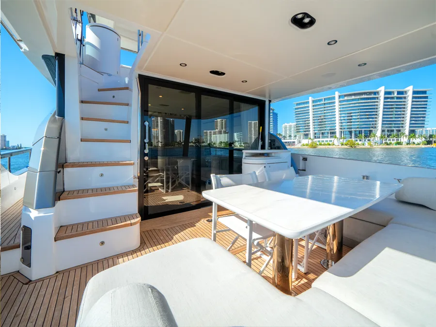 Azimut 68' aft deck