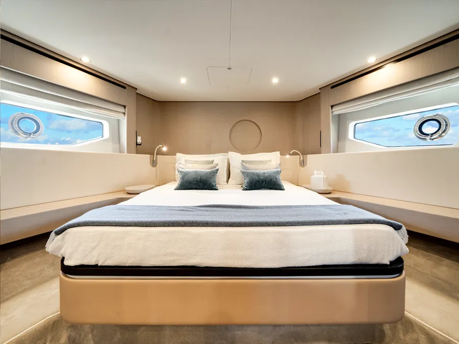 Azimut 68' guest cabin