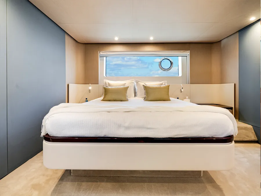 Azimut 68' master cabin