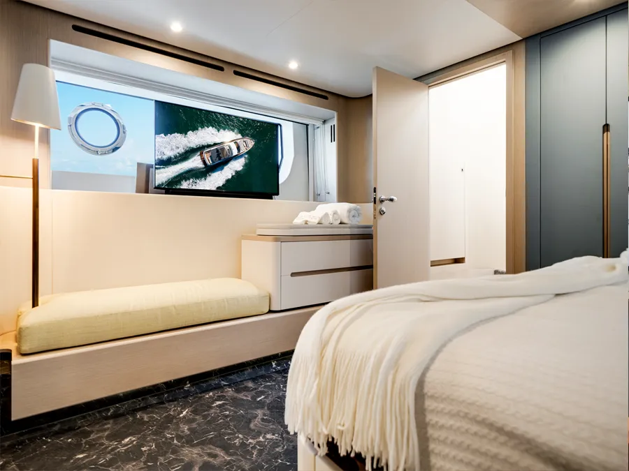 Azimut 68' master cabin
